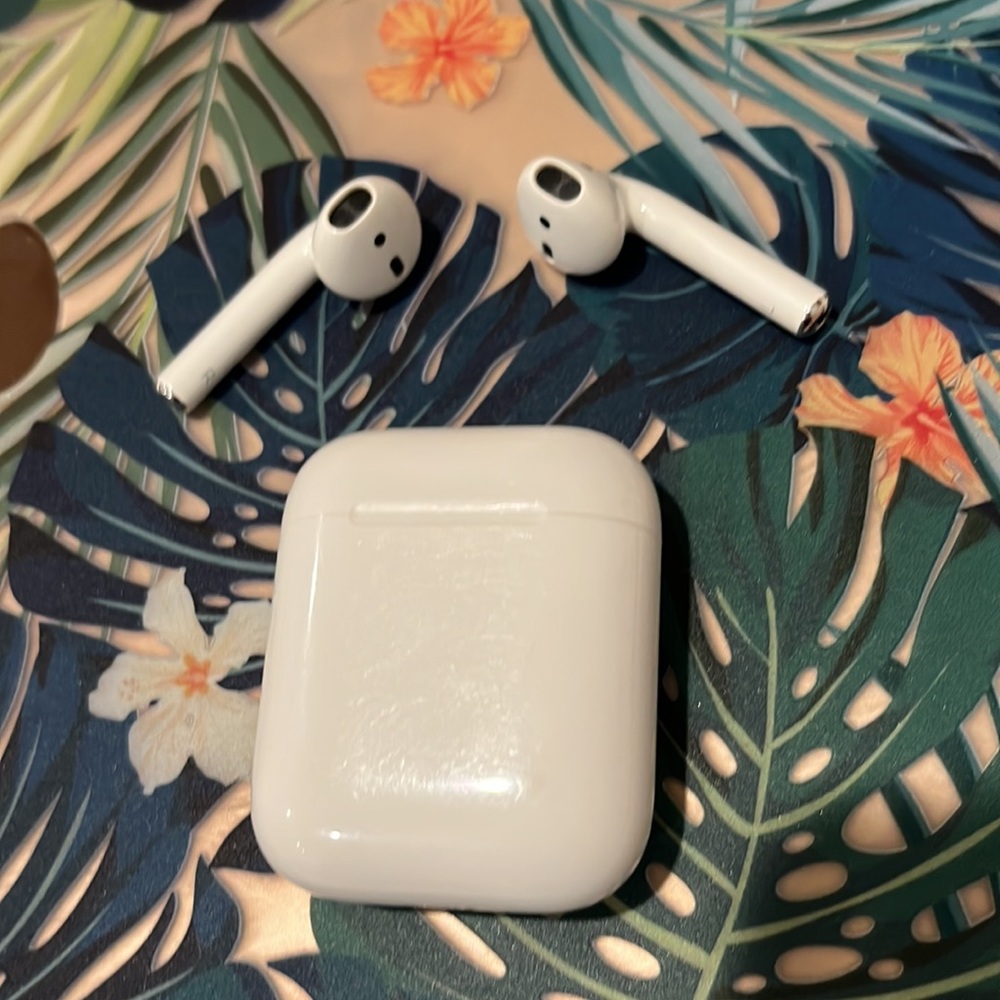 Apple AirPods LIKE NEW